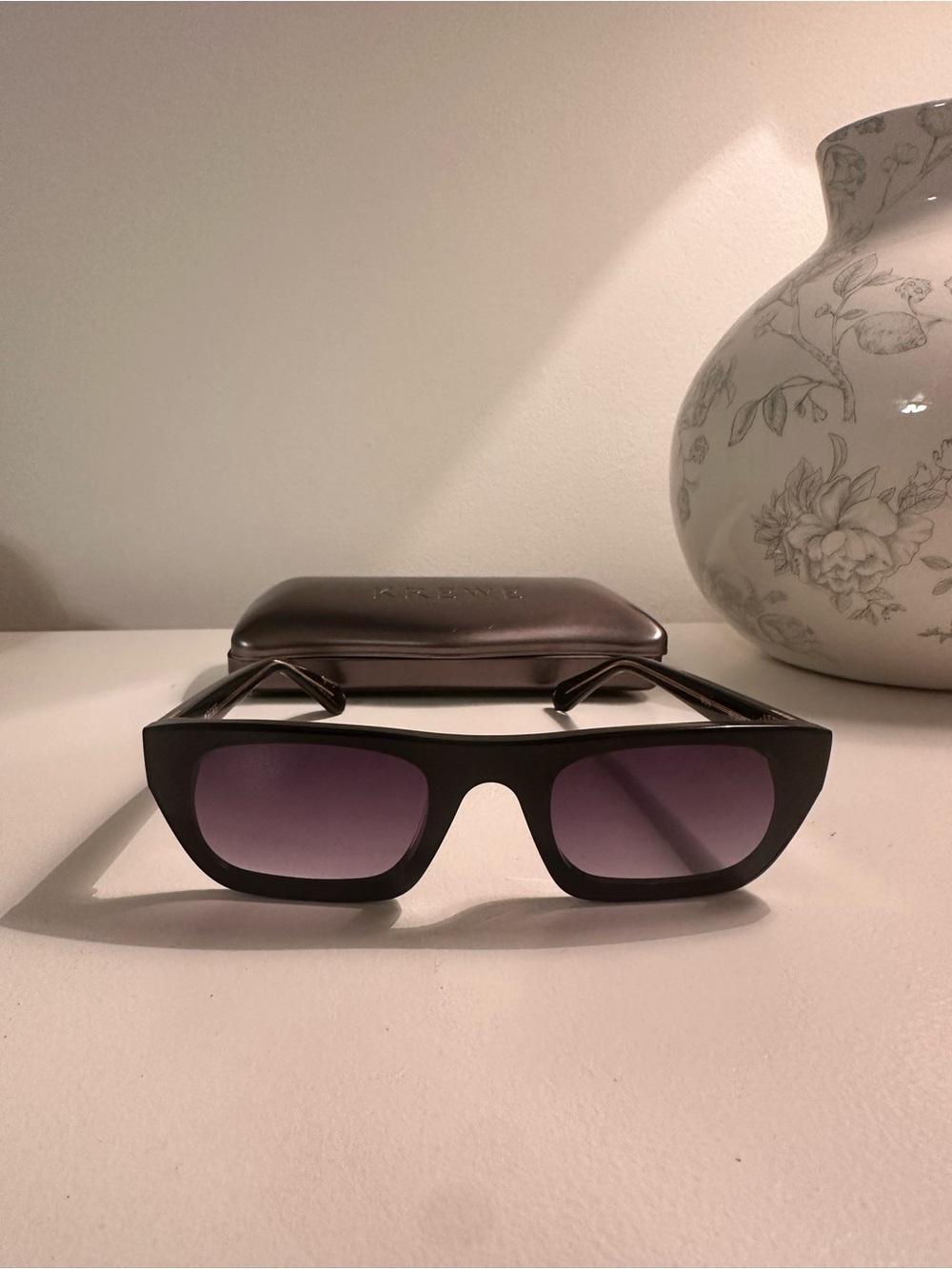 KREWE - Wisner Retro Black Rectangular Sunglasses with Purple Granite